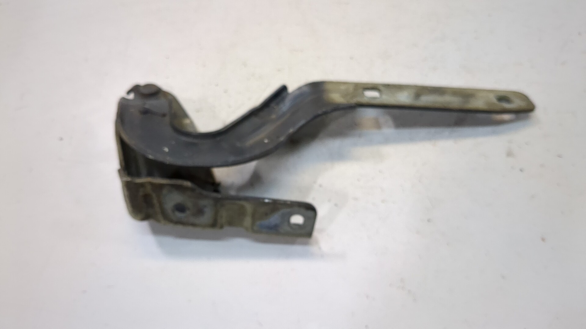 Петля капота левая