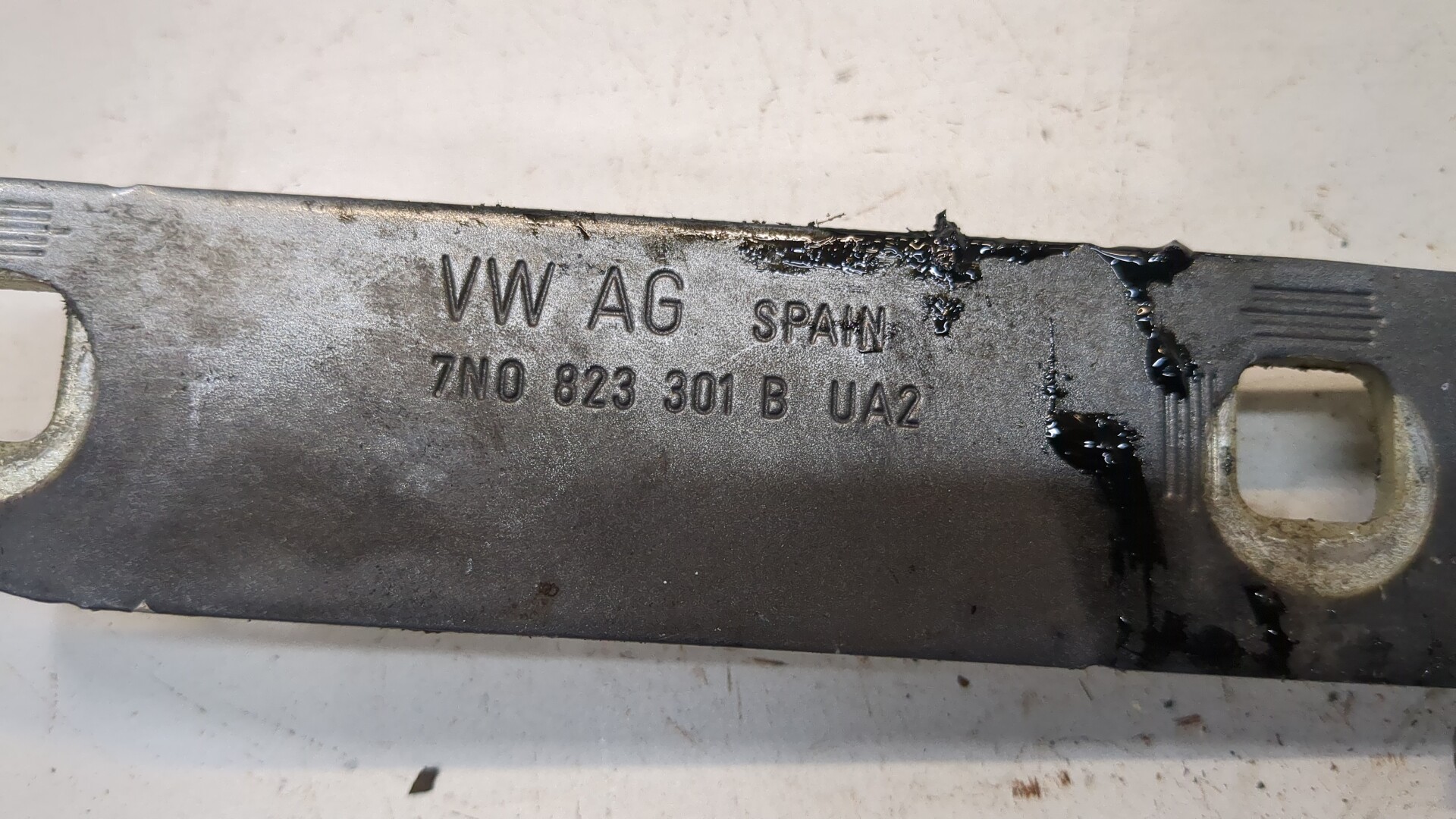 Петля капота левая