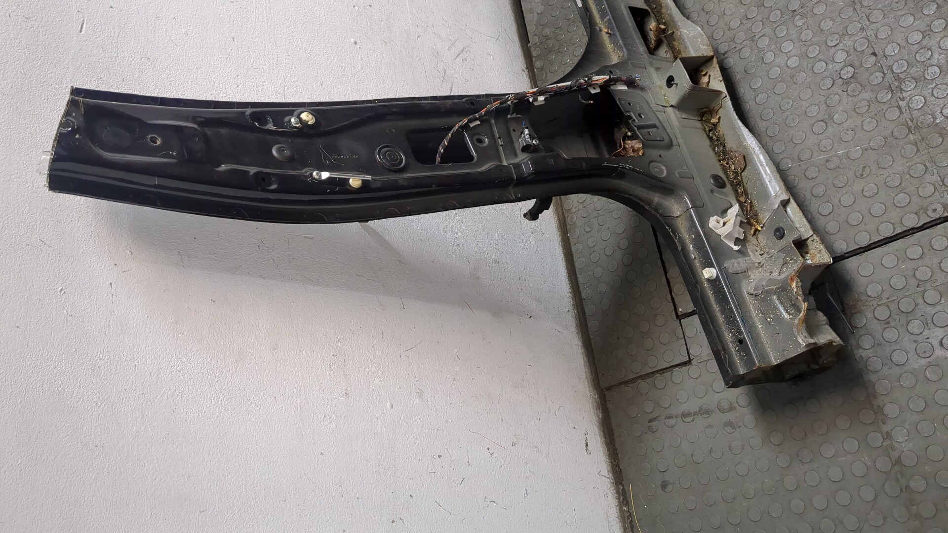 Кузовной элемент