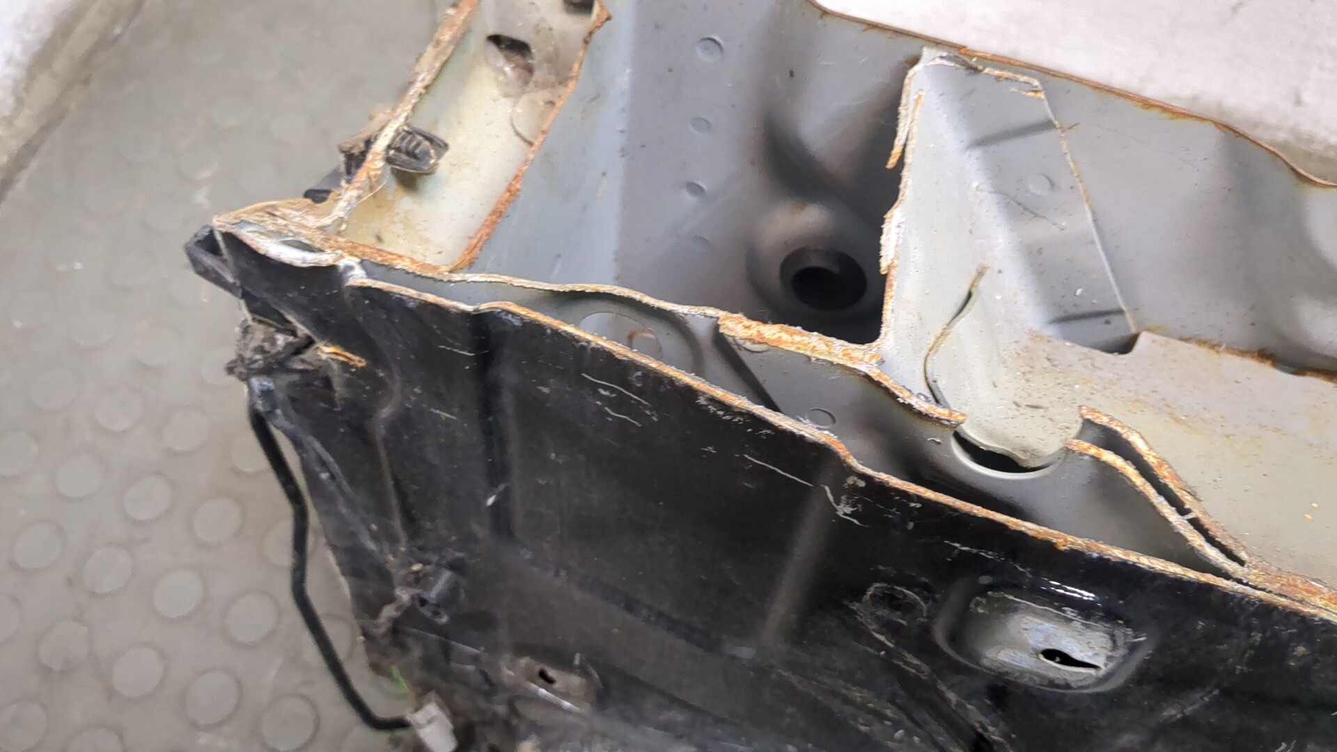 Кузовной элемент