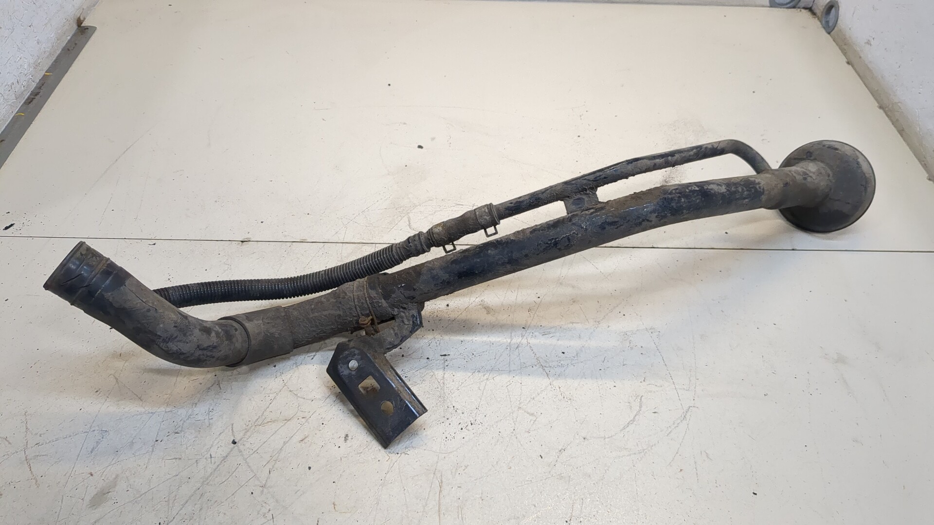 Горловина топливного бака