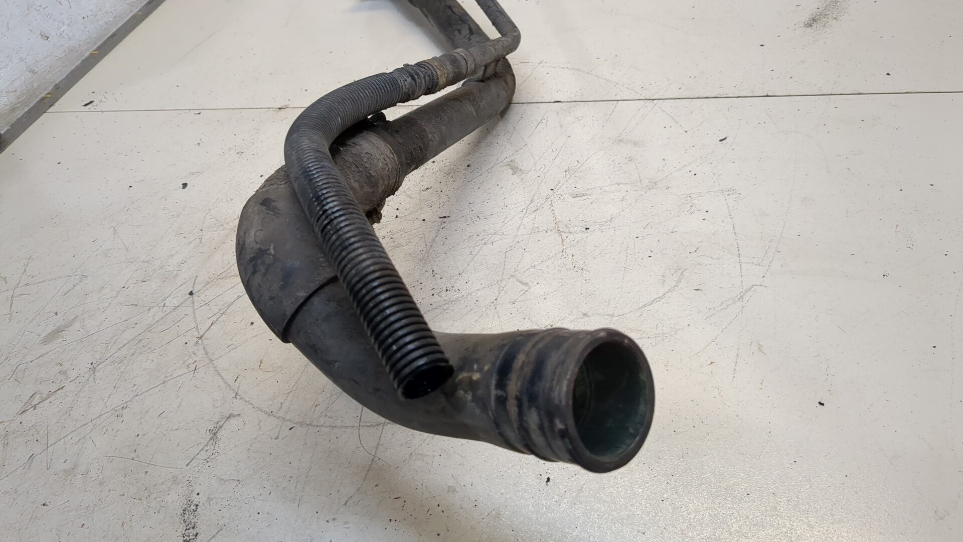 Горловина топливного бака