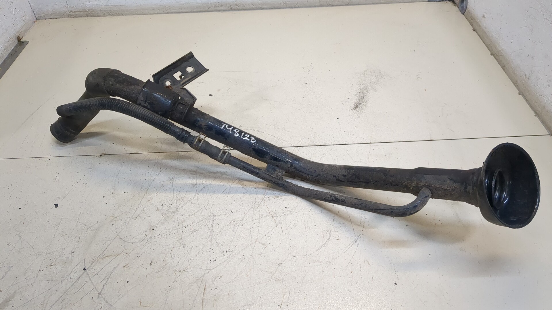 Горловина топливного бака