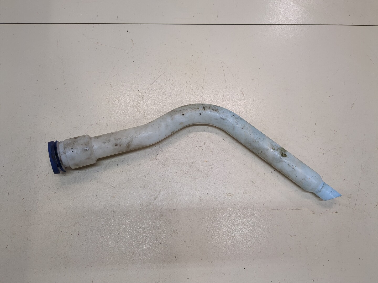 Горловина бачка омывателя