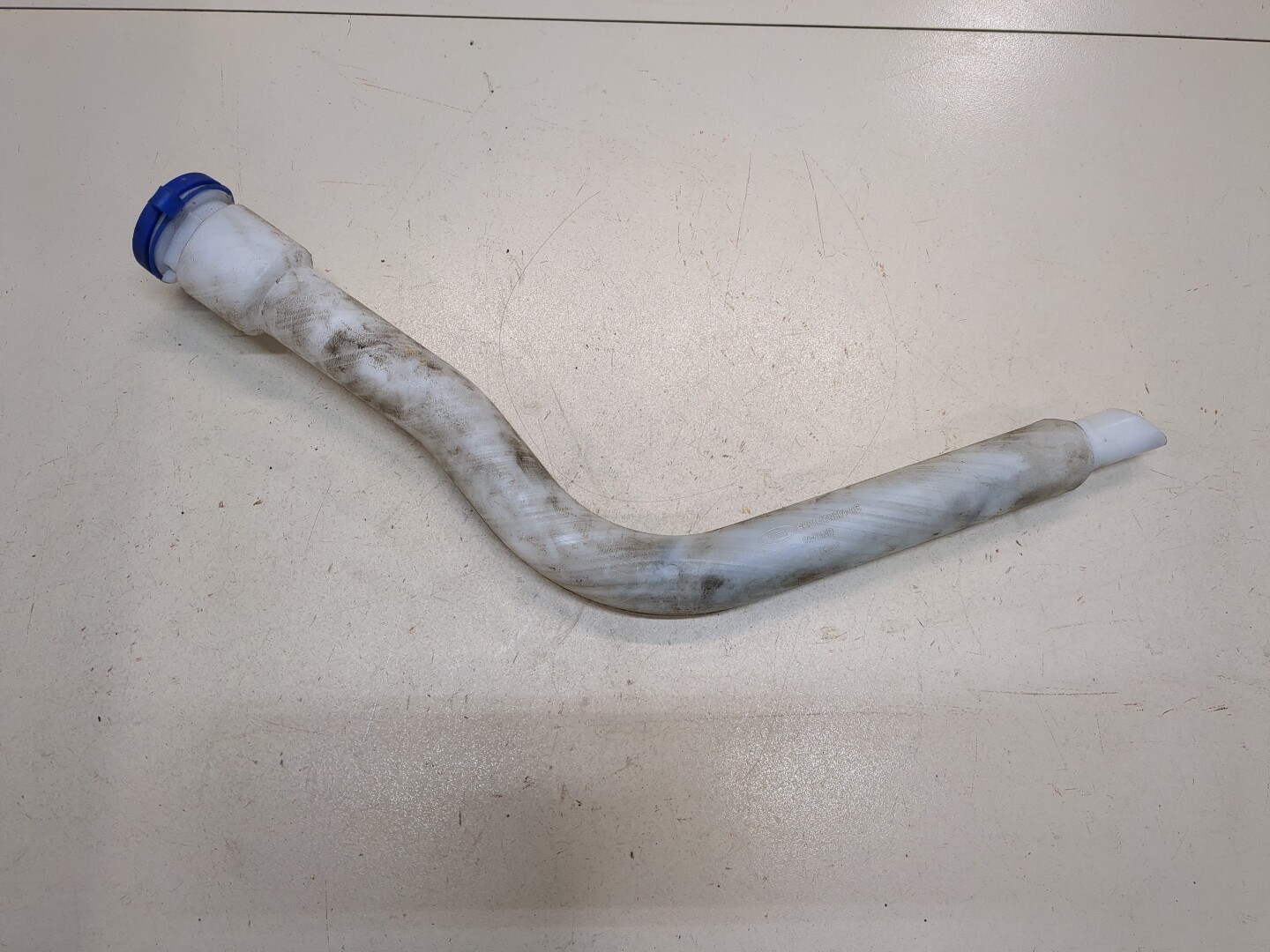 Горловина бачка омывателя