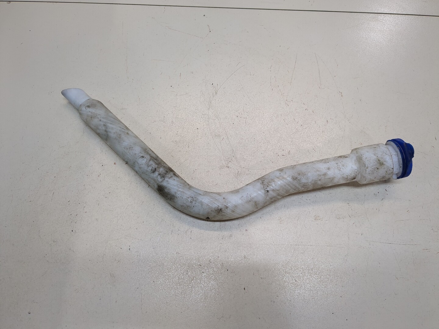 Горловина бачка омывателя