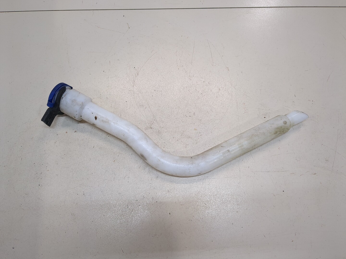 Горловина бачка омывателя