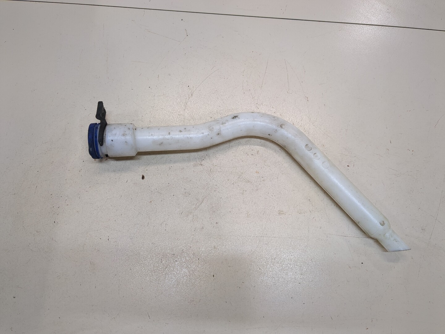 Горловина бачка омывателя