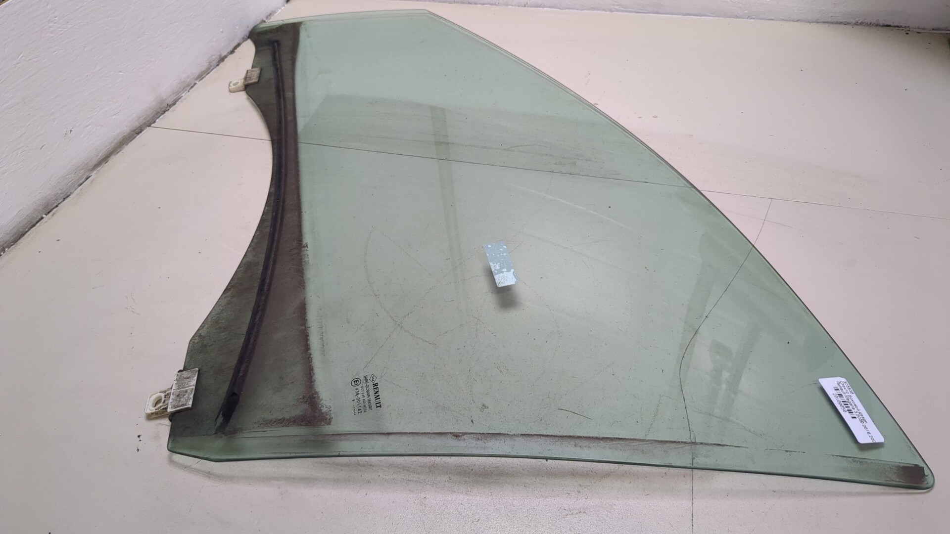 Стекло двери передней левой