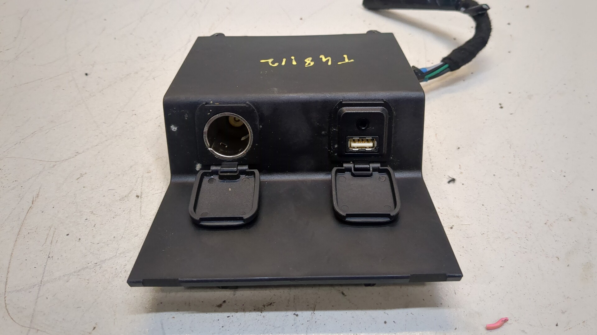 Гнездо AUX / USB IN