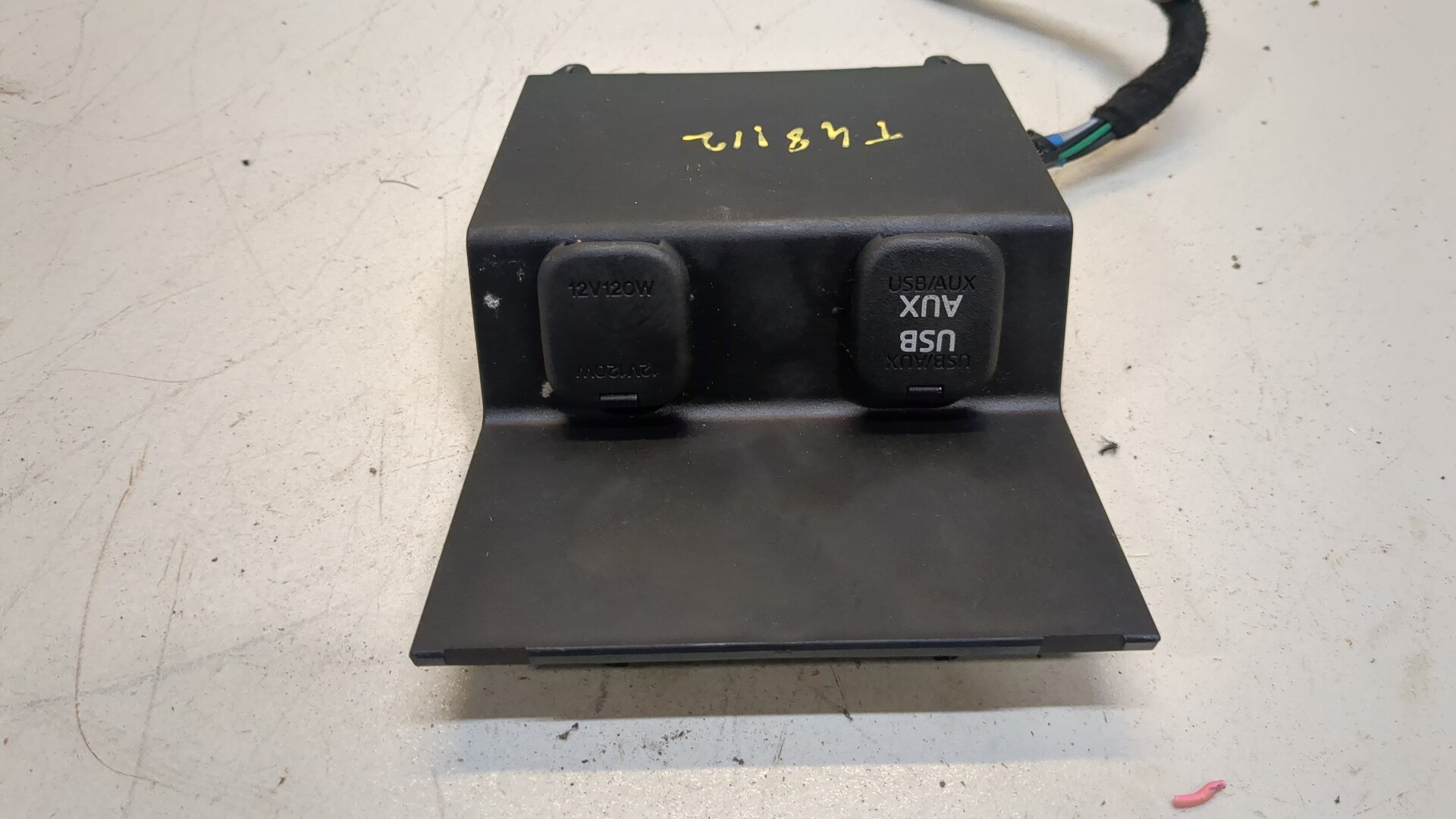 Гнездо AUX / USB IN