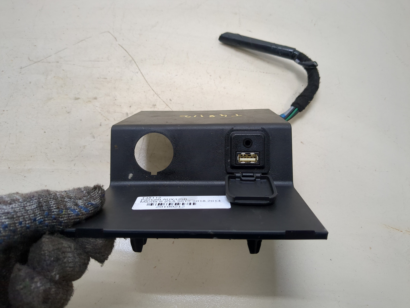 Гнездо AUX / USB IN