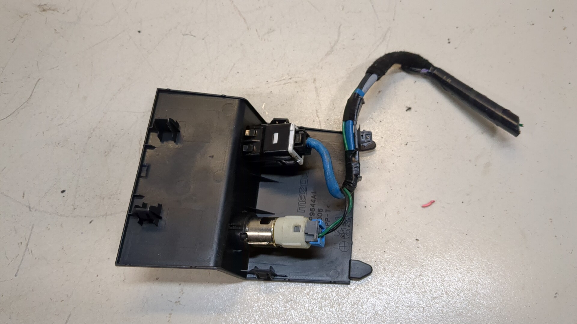 Гнездо AUX / USB IN