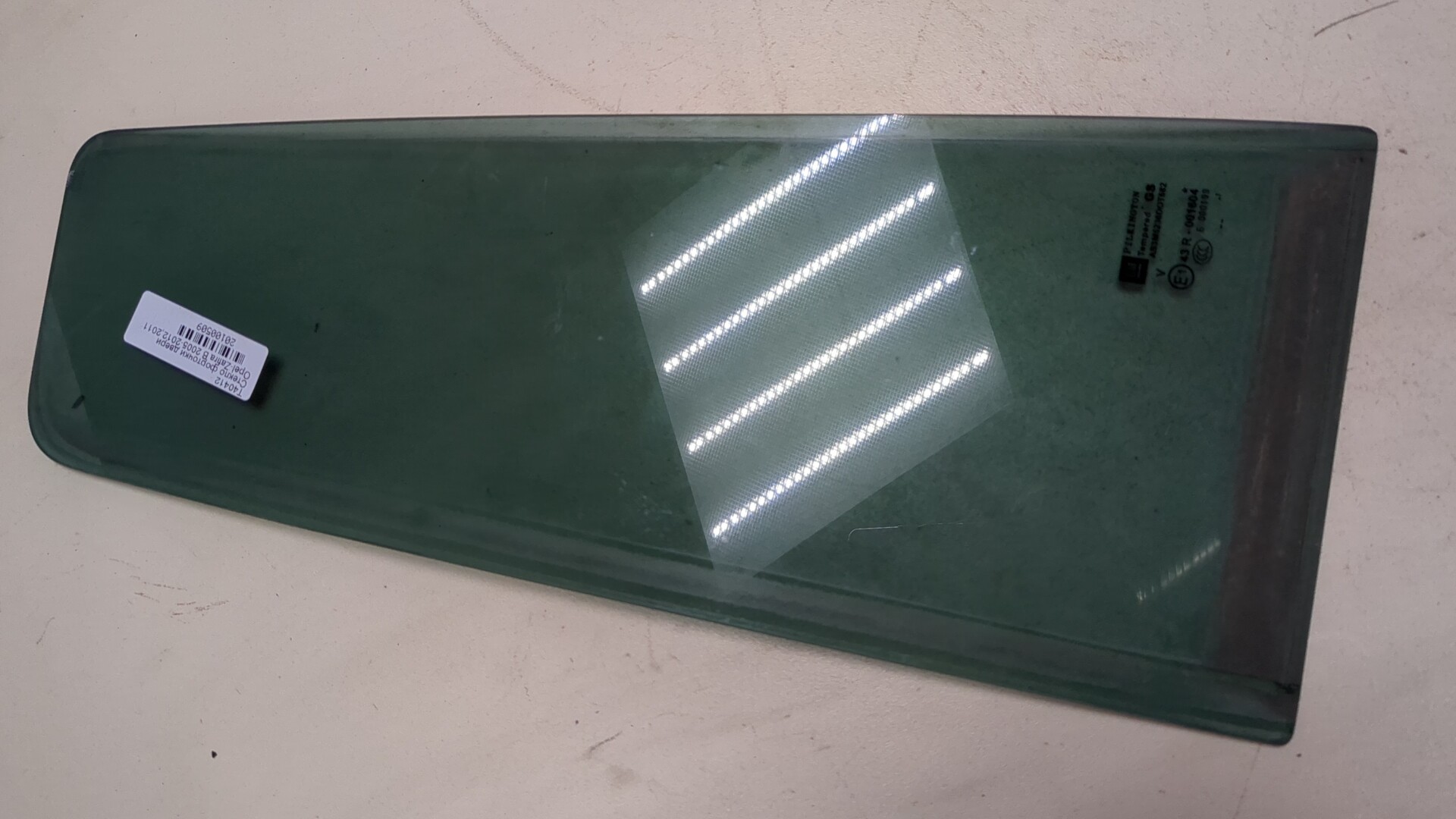 Стекло двери задней правой (форточка)