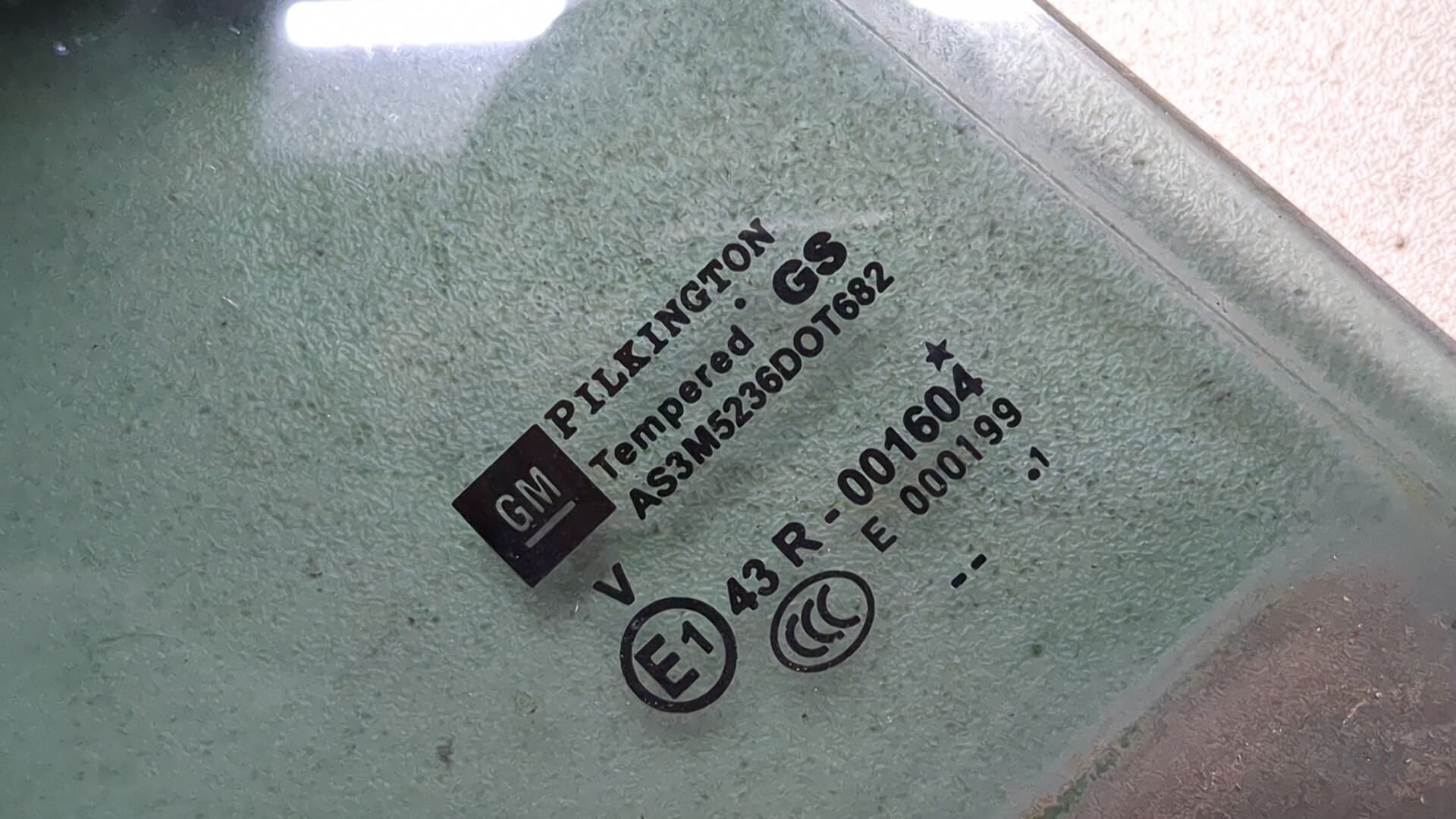 Стекло двери задней правой (форточка)