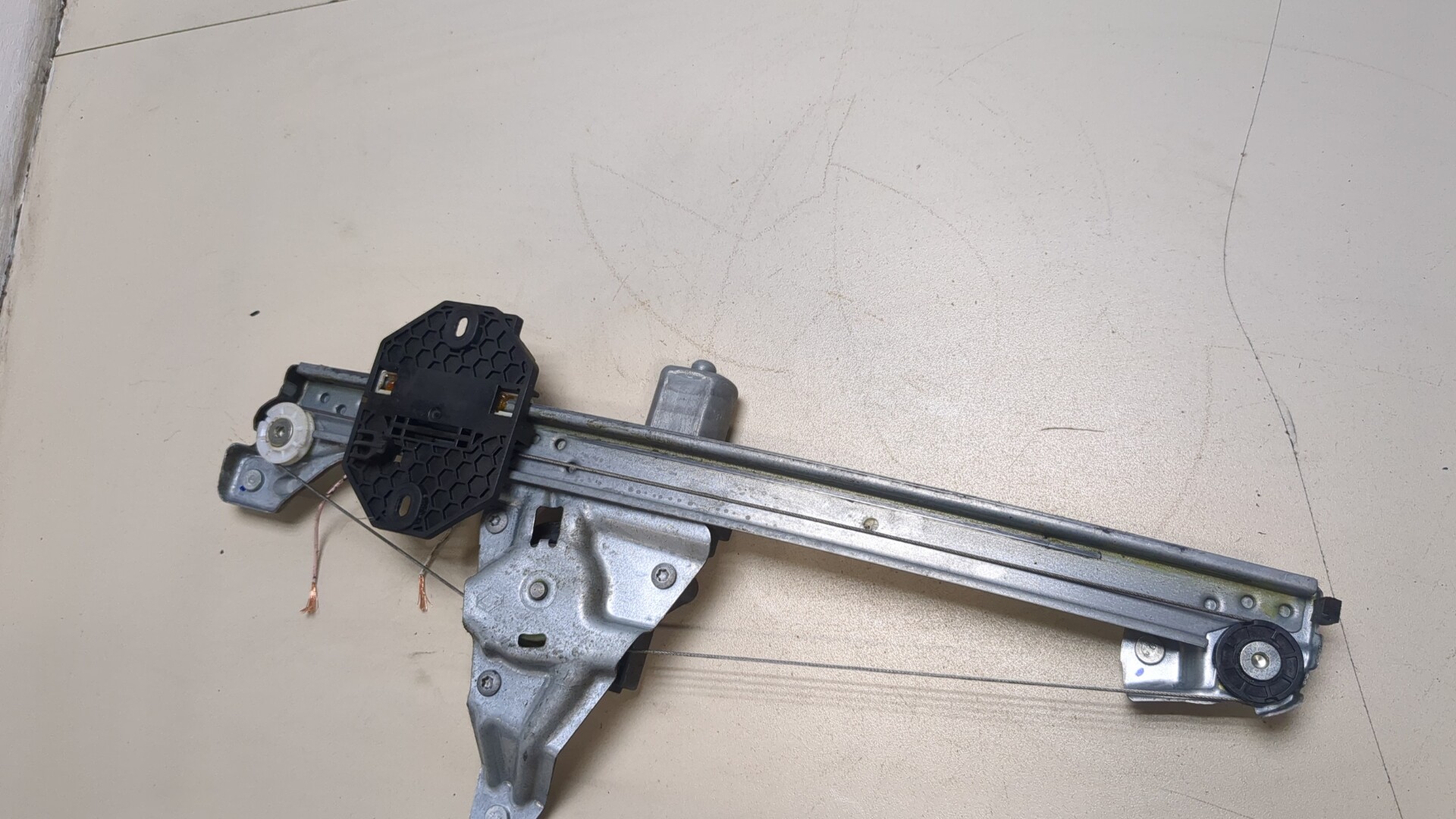 Стеклоподъемник электр. задний правый