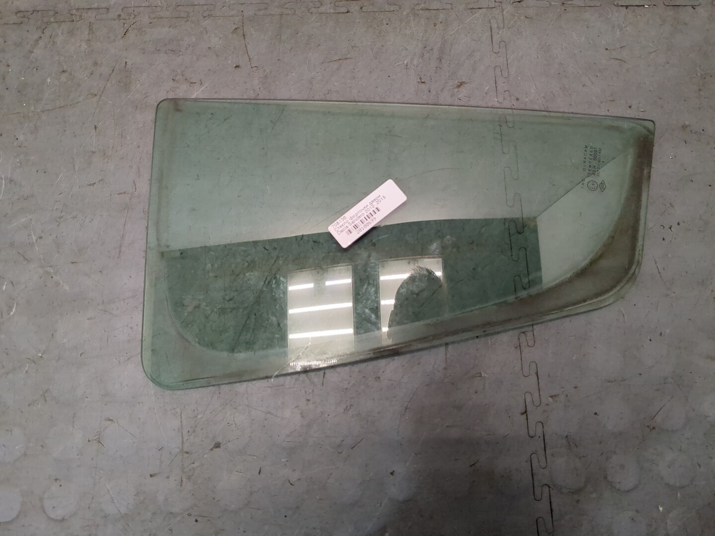 Стекло двери задней правой (форточка)
