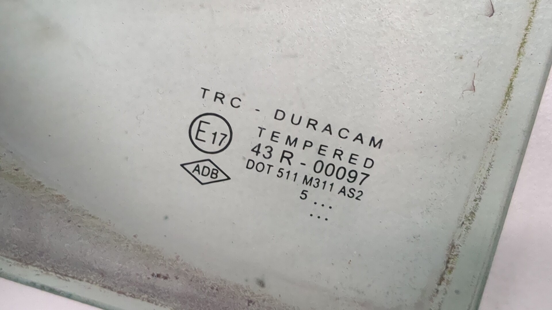 Стекло двери задней правой (форточка)