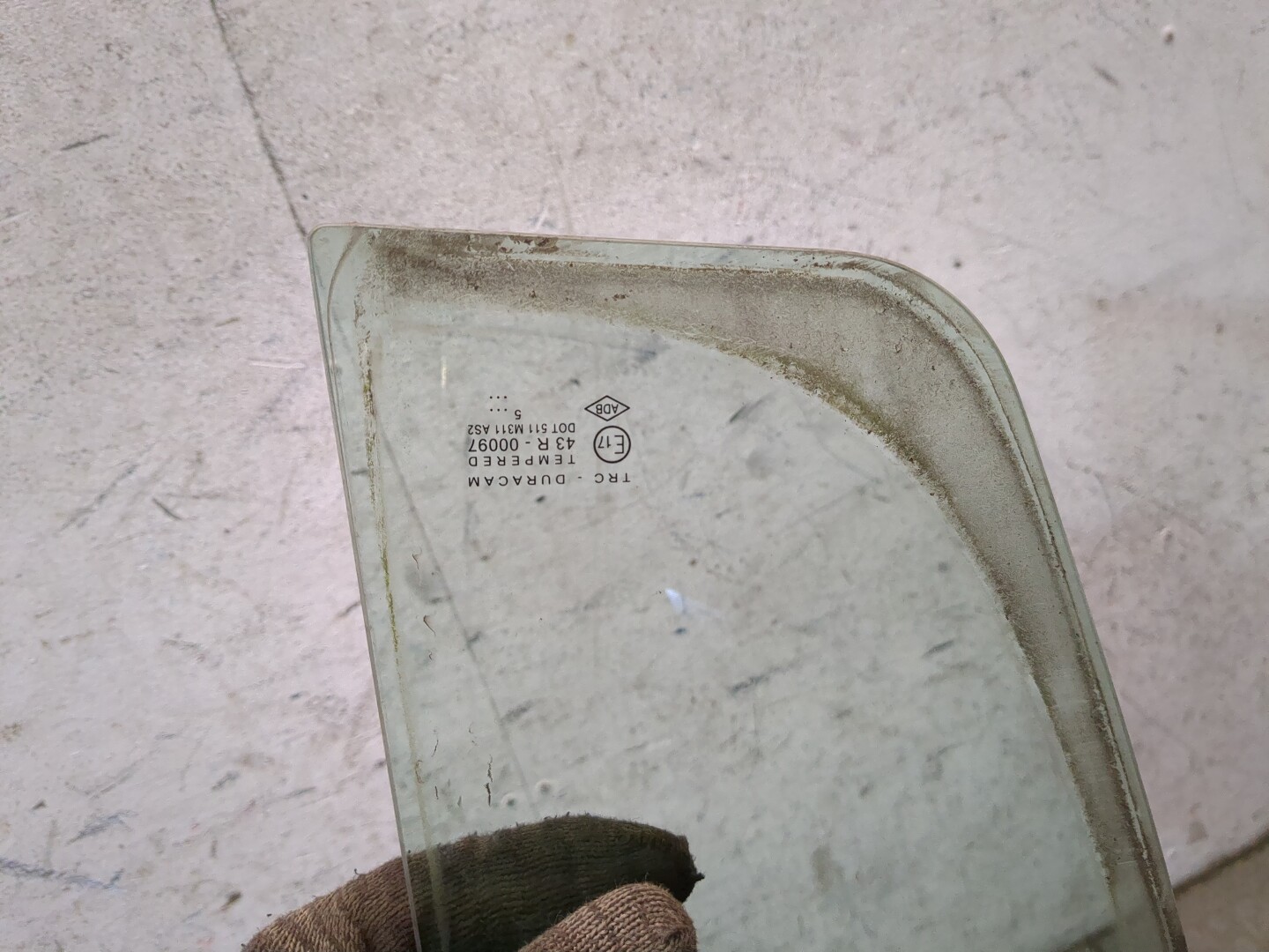 Стекло двери задней правой (форточка)