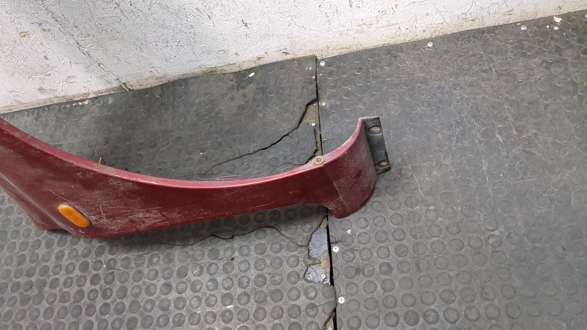 Крыло переднее правое