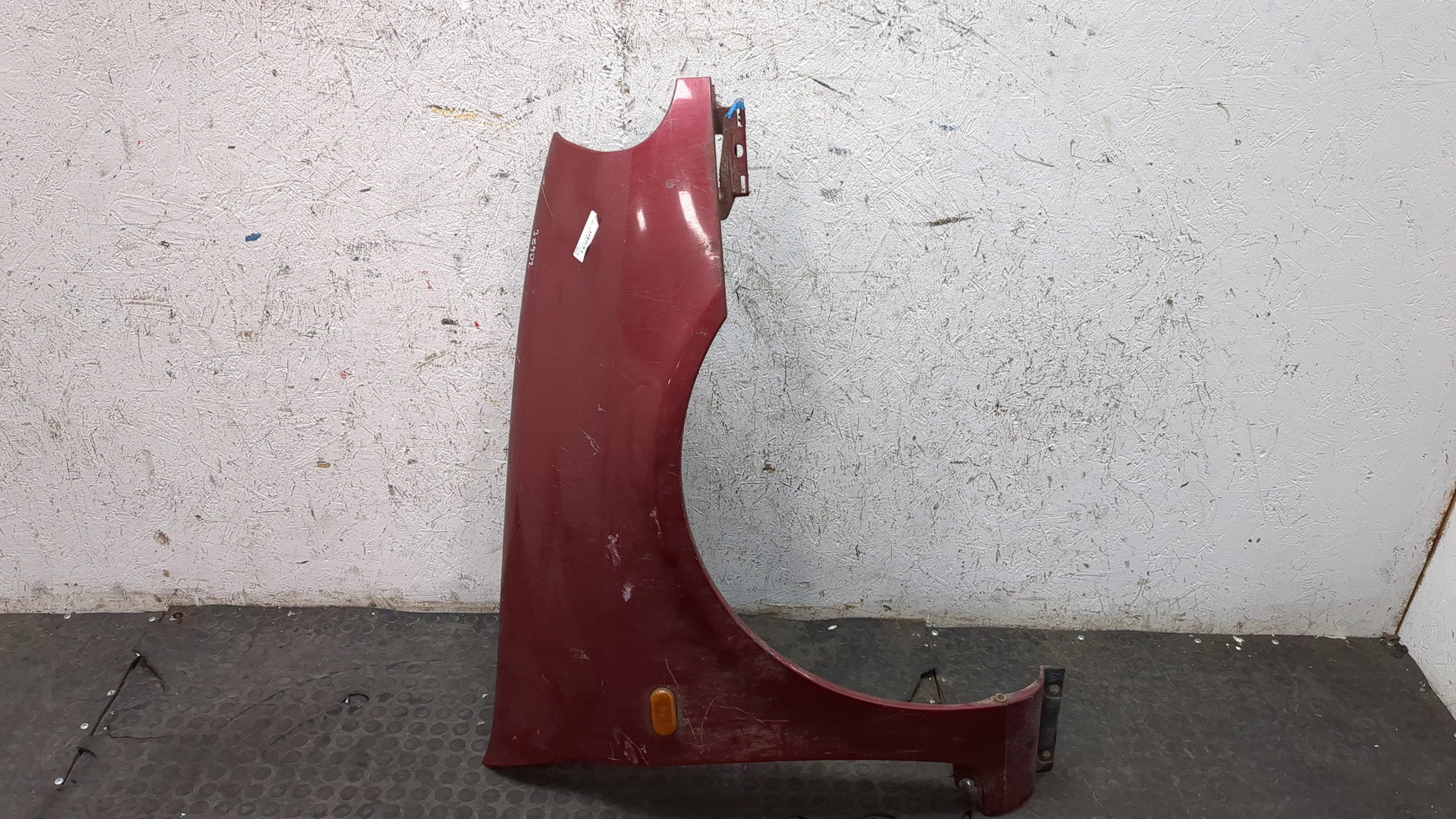 Крыло переднее правое