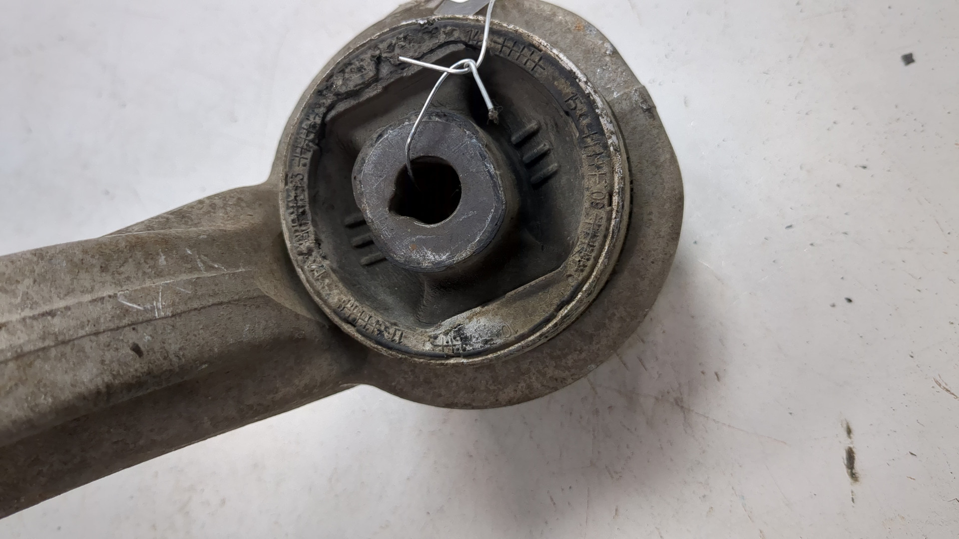 Рычаг передний левый