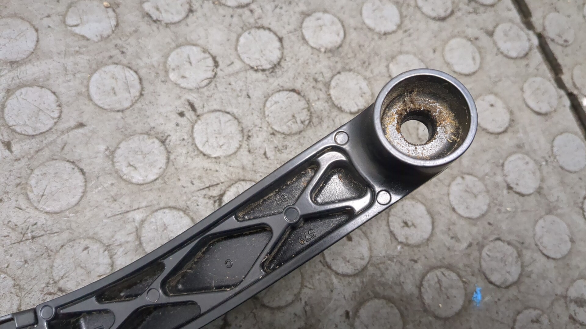 Поводок стеклоочистителя передний правый