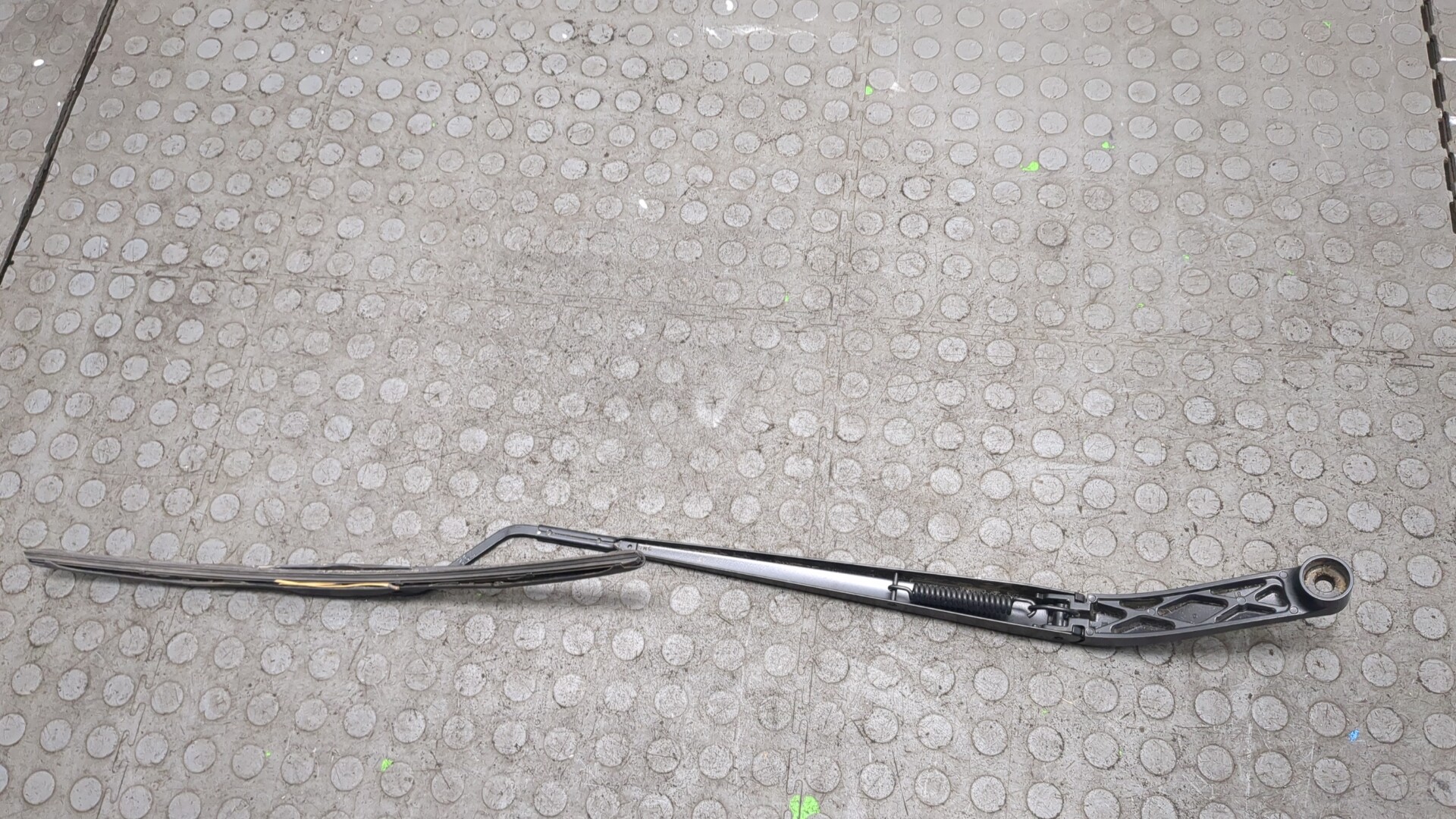 Поводок стеклоочистителя передний правый