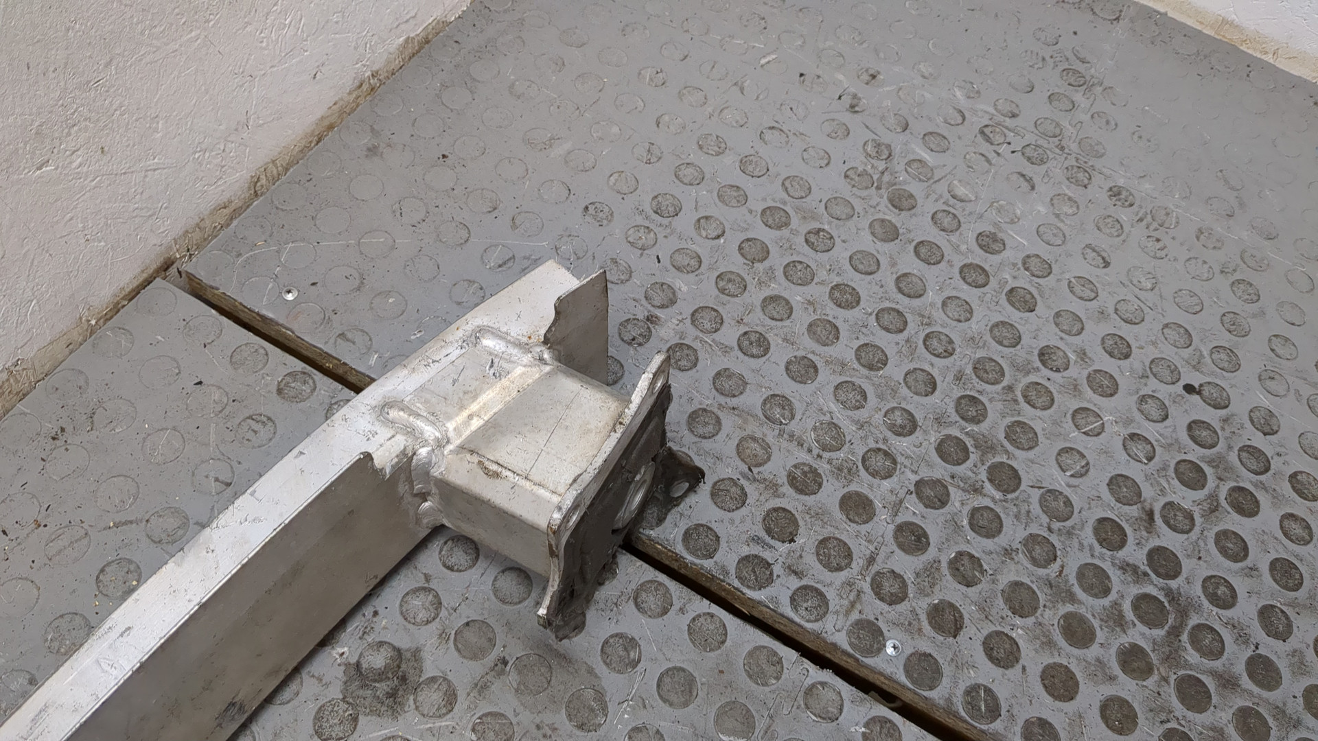 Усилитель заднего бампера