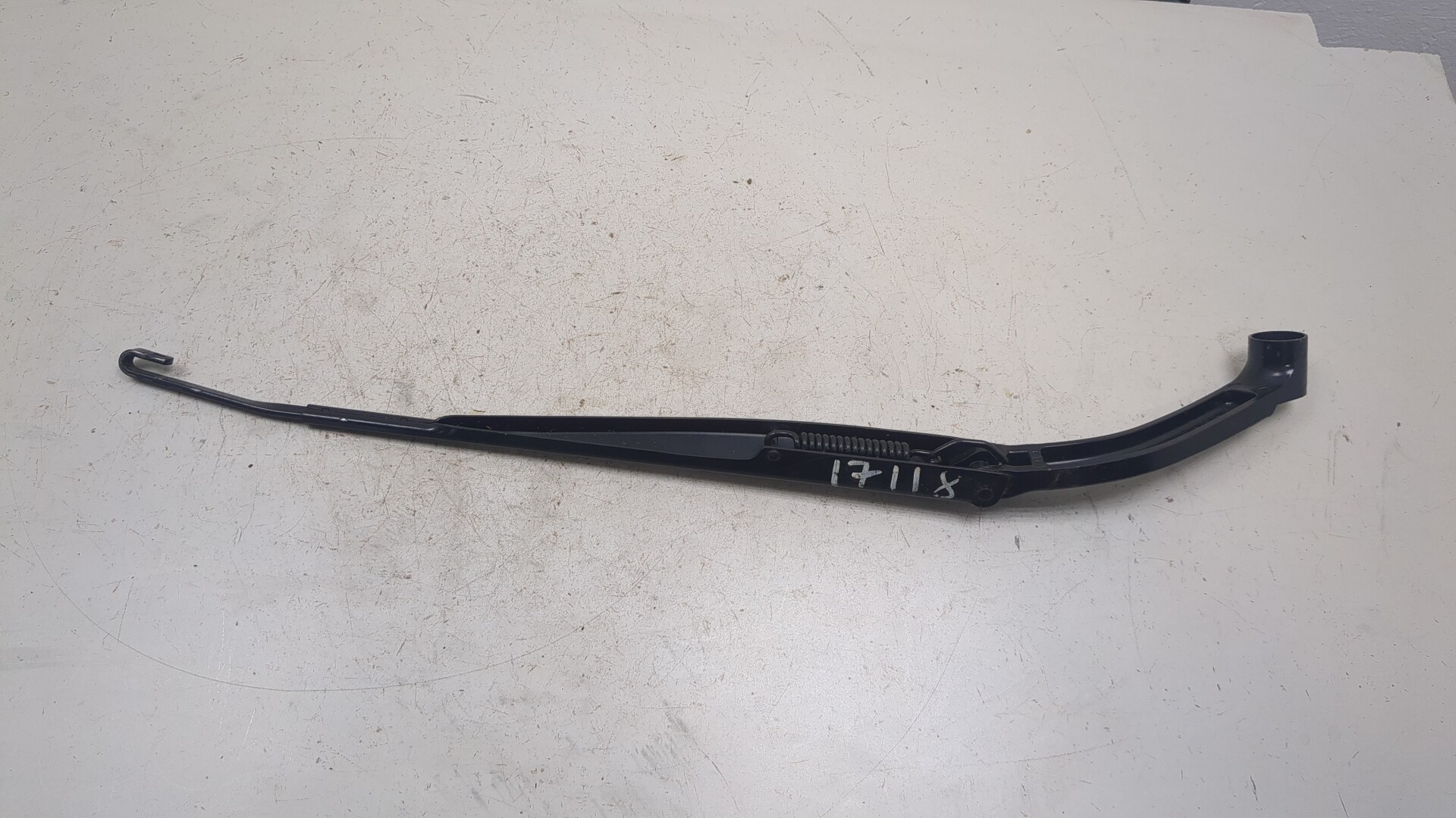 Поводок стеклоочистителя передний левый