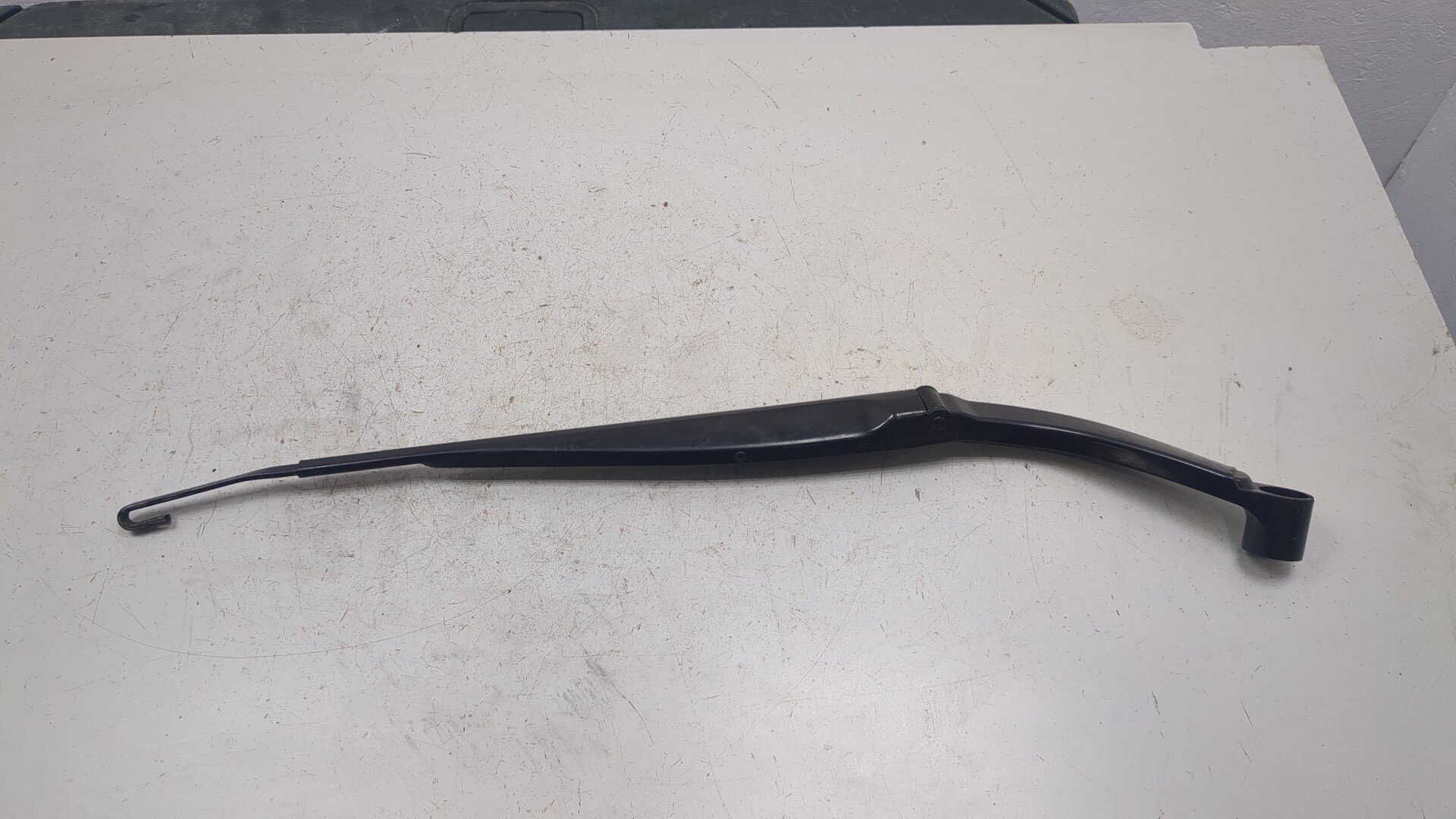 Поводок стеклоочистителя передний левый