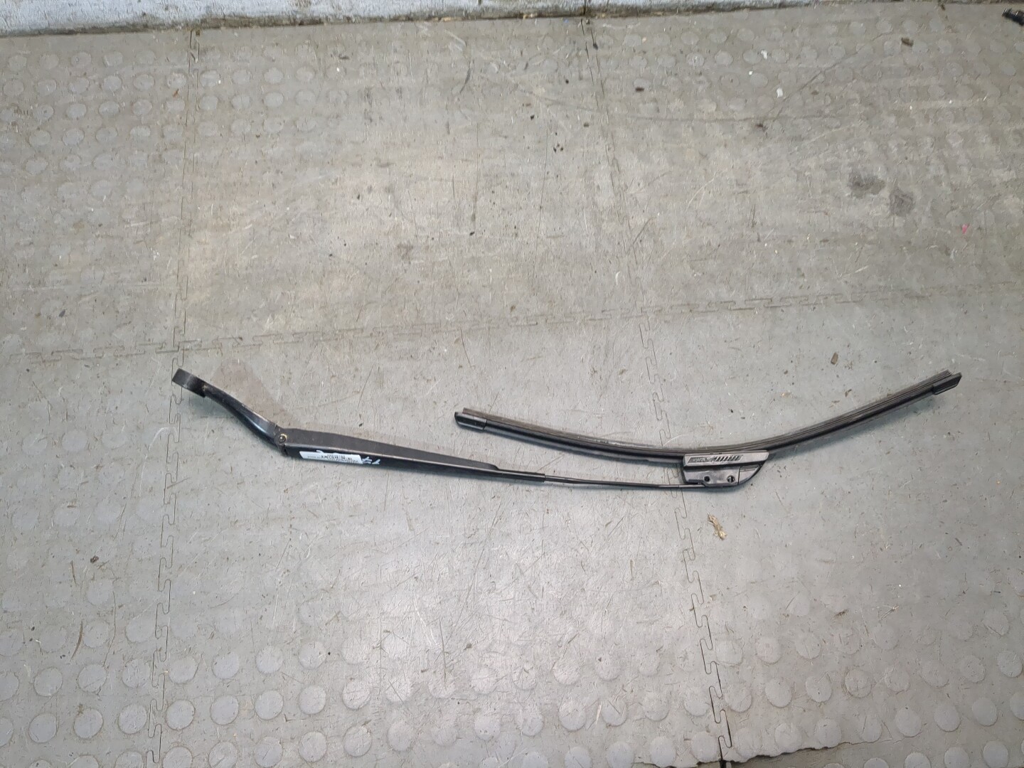 Поводок стеклоочистителя передний правый