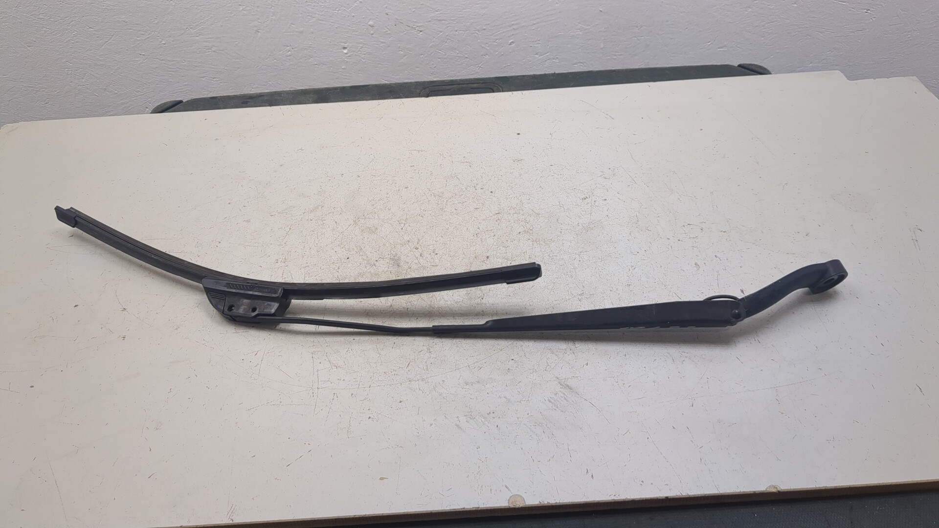 Поводок стеклоочистителя передний правый