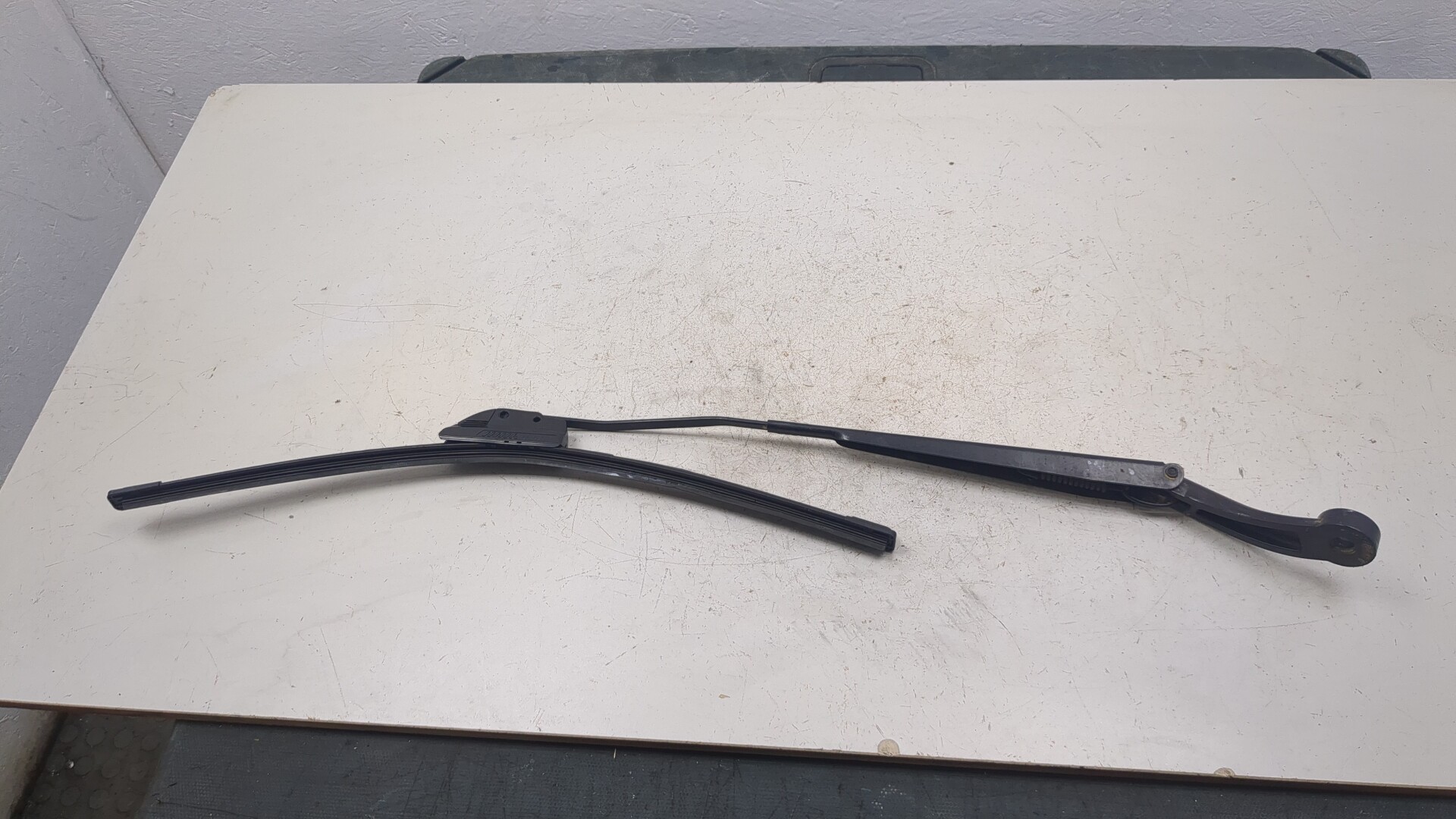 Поводок стеклоочистителя передний правый