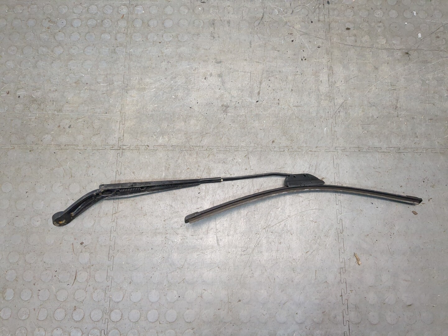 Поводок стеклоочистителя передний правый