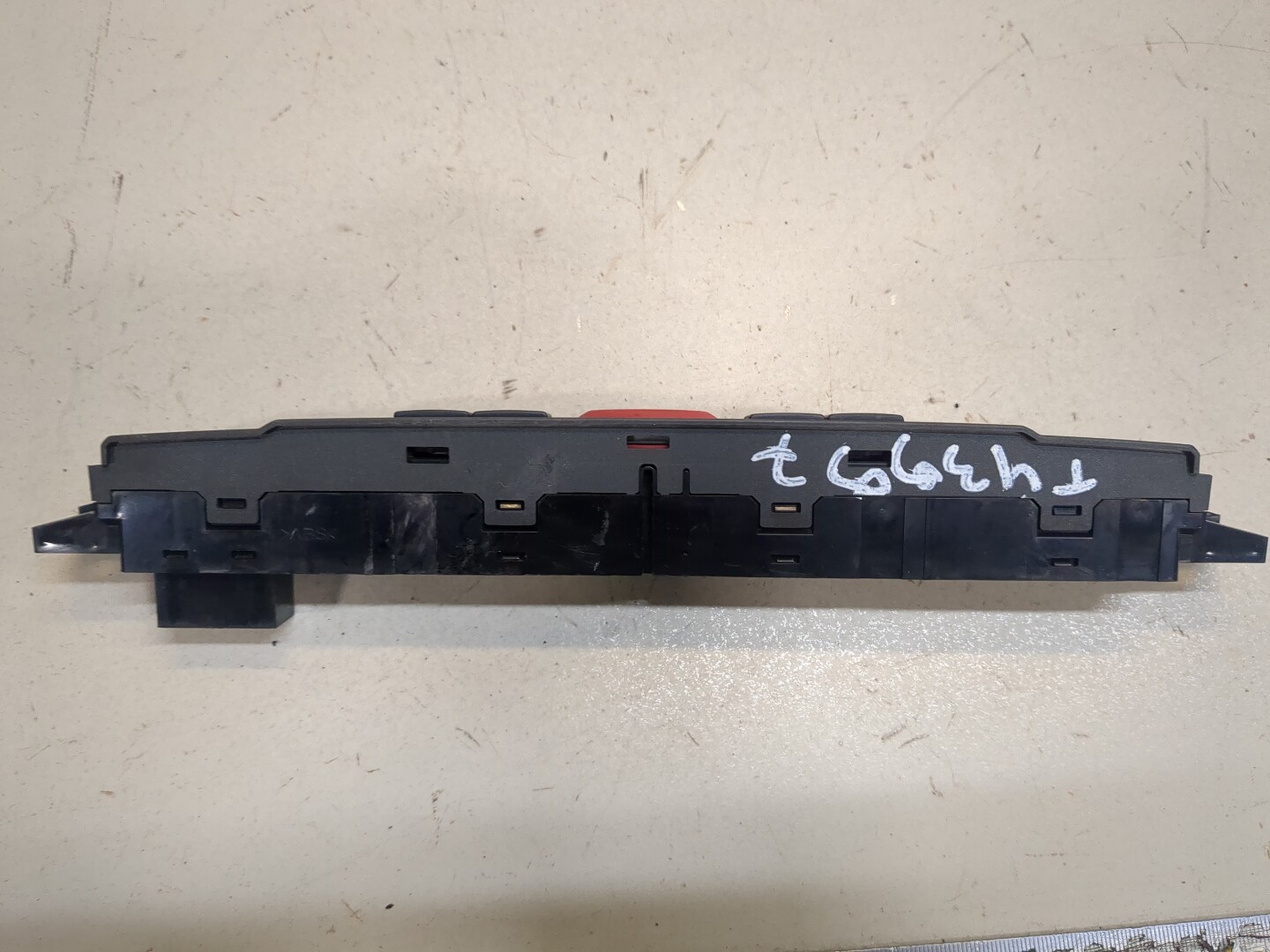 Кнопка открывания двери