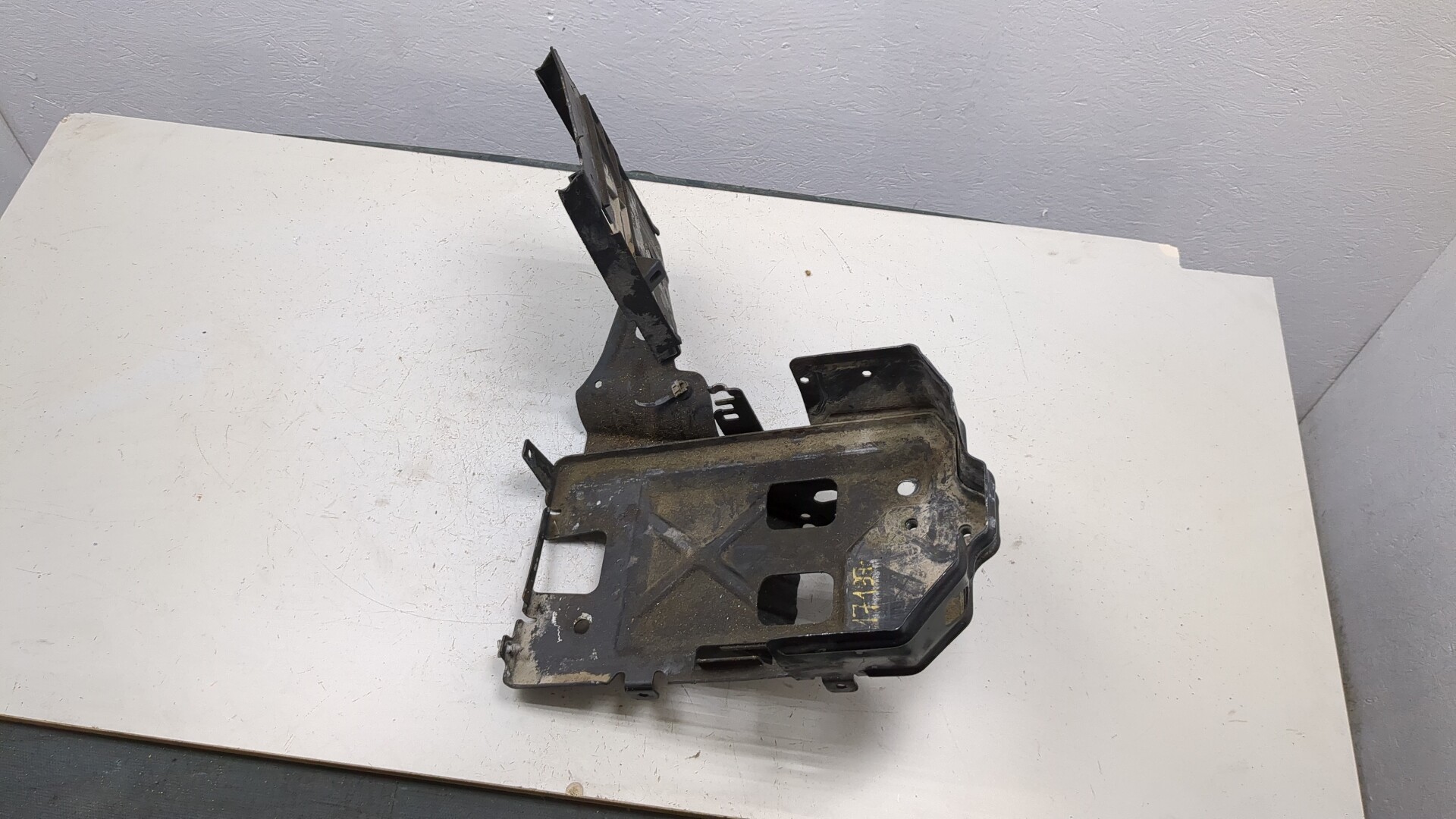 Площадка под аккумулятор (АКБ)