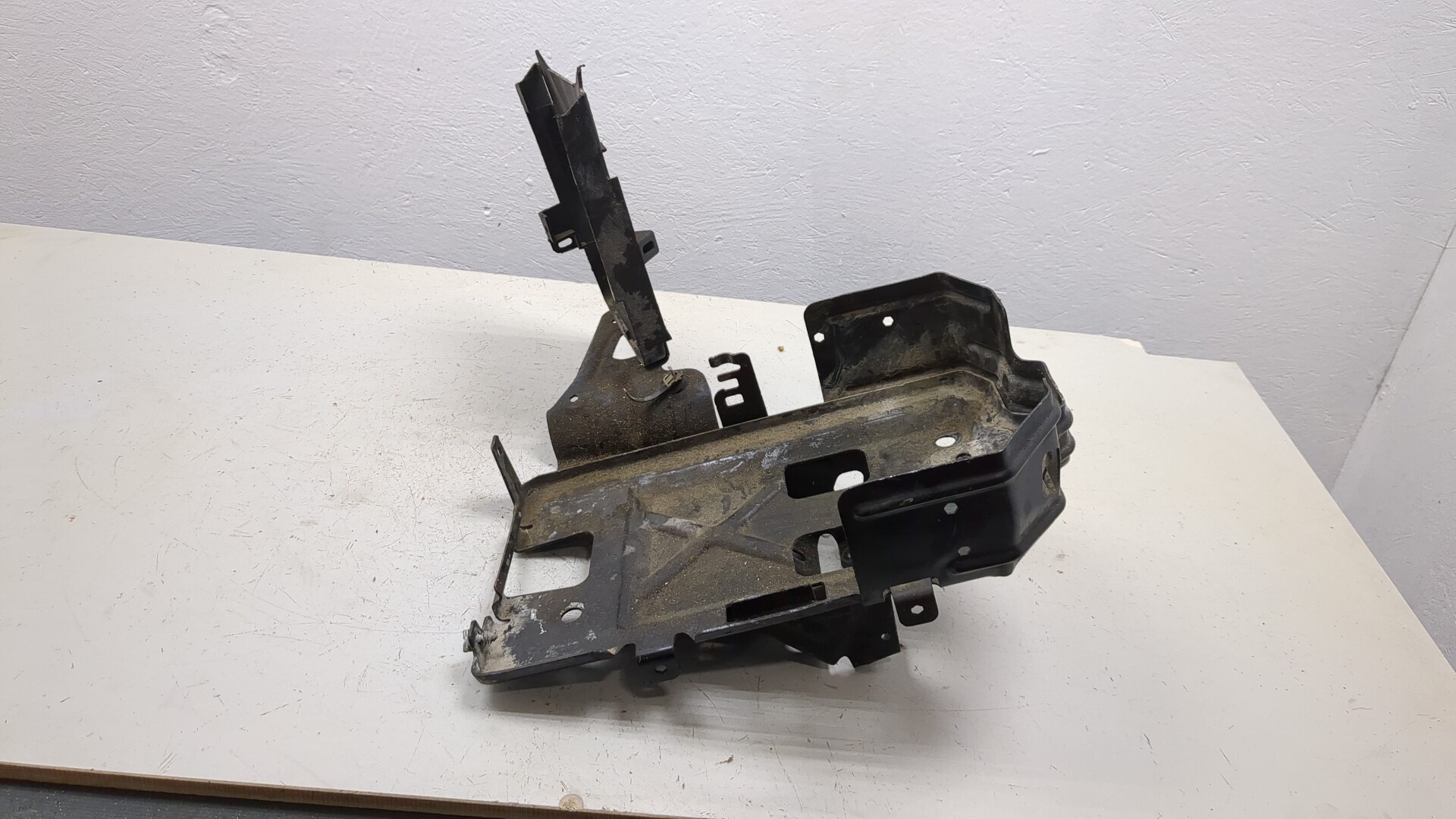 Площадка под аккумулятор (АКБ)