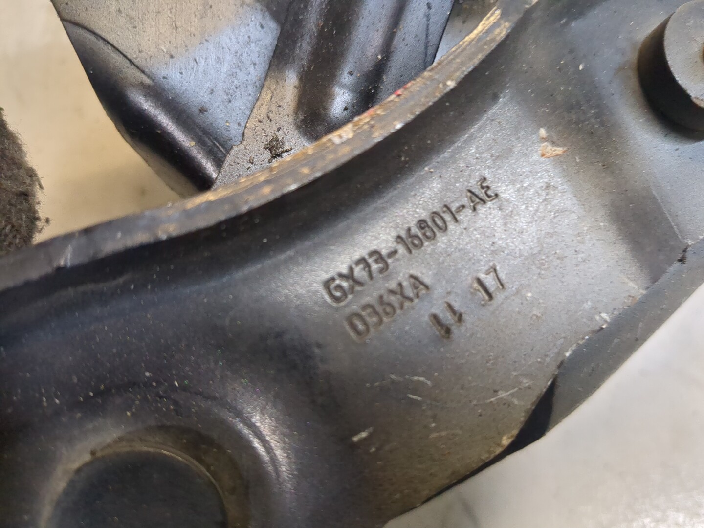 Петля капота левая