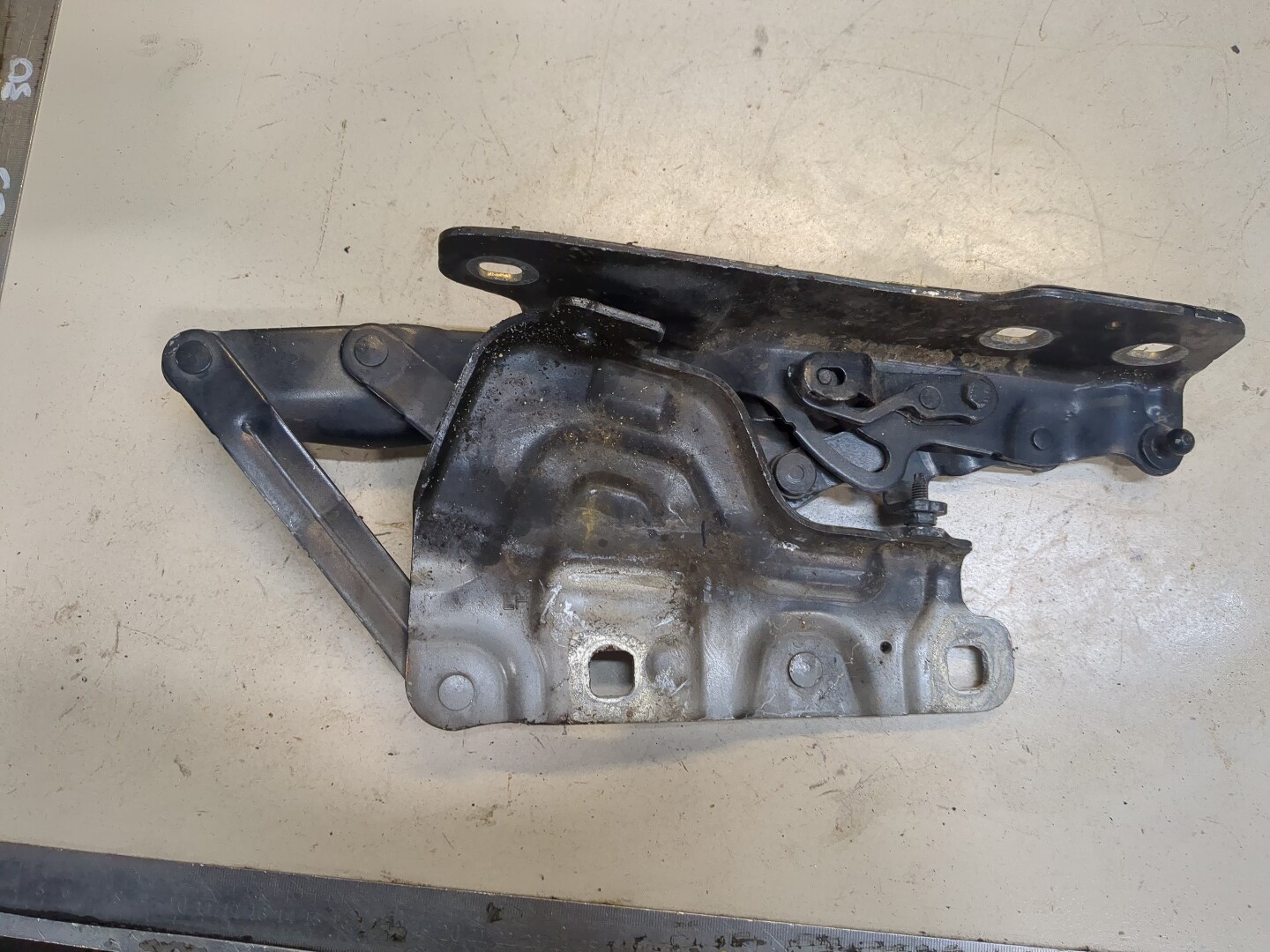 Петля капота левая