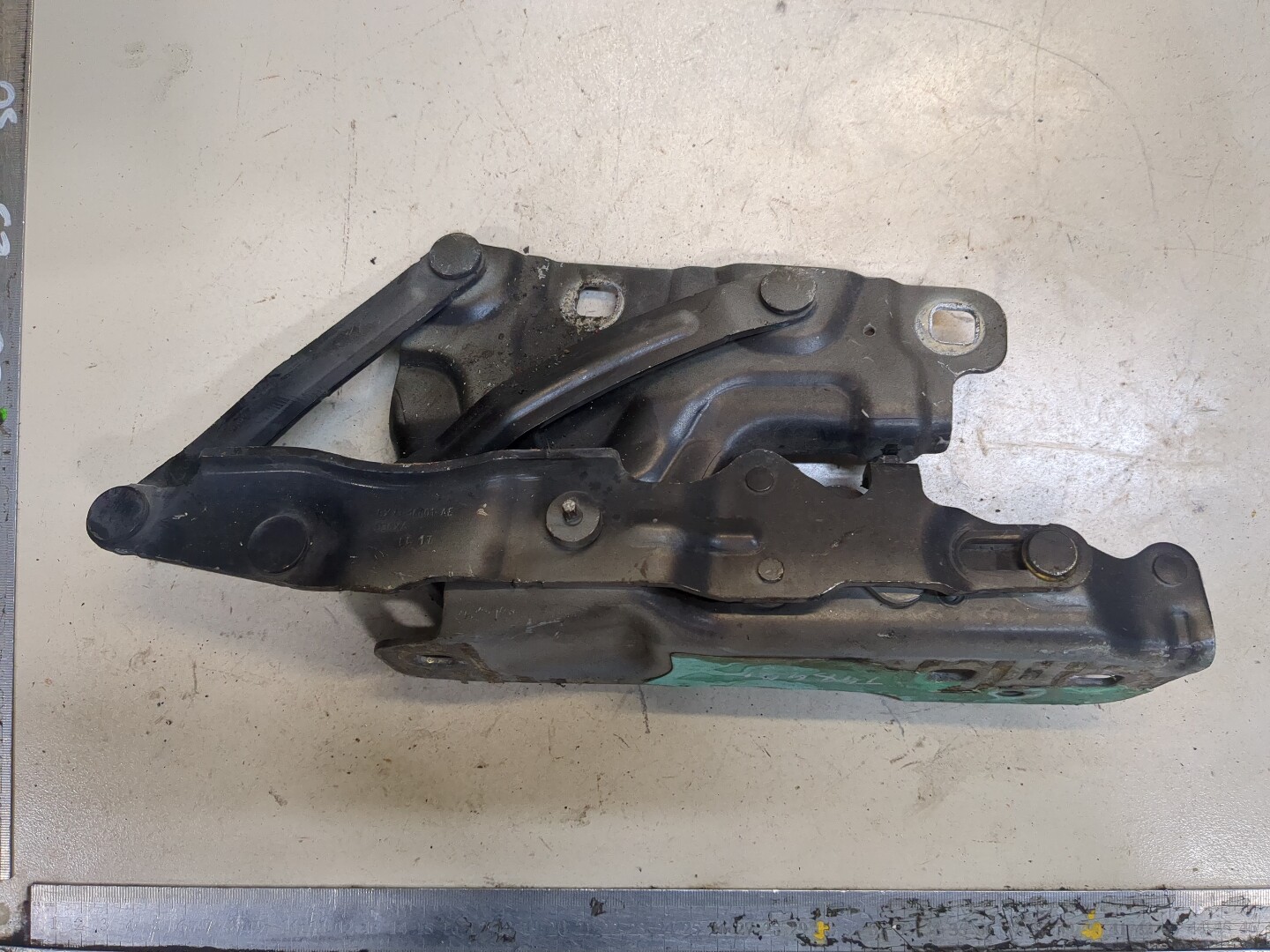 Петля капота левая