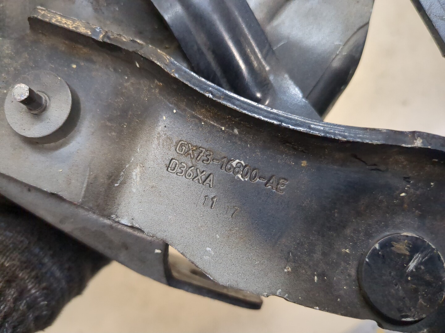 Петля капота правая