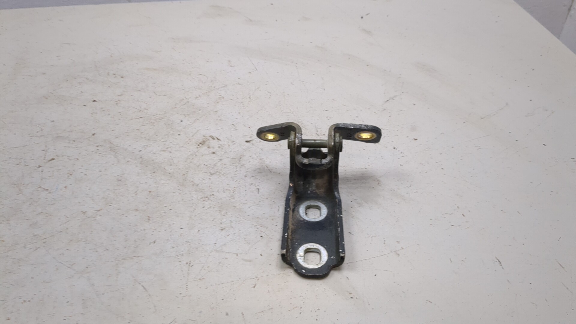 Петля двери