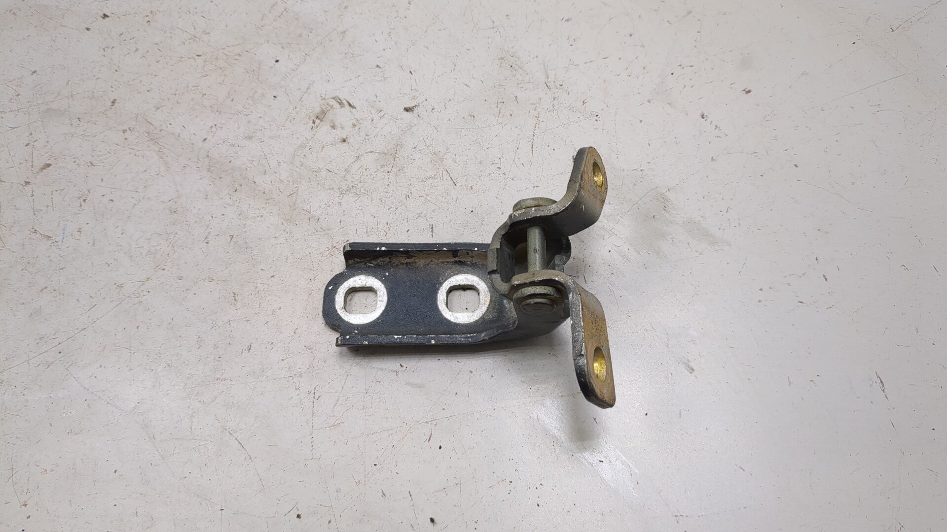 Петля двери