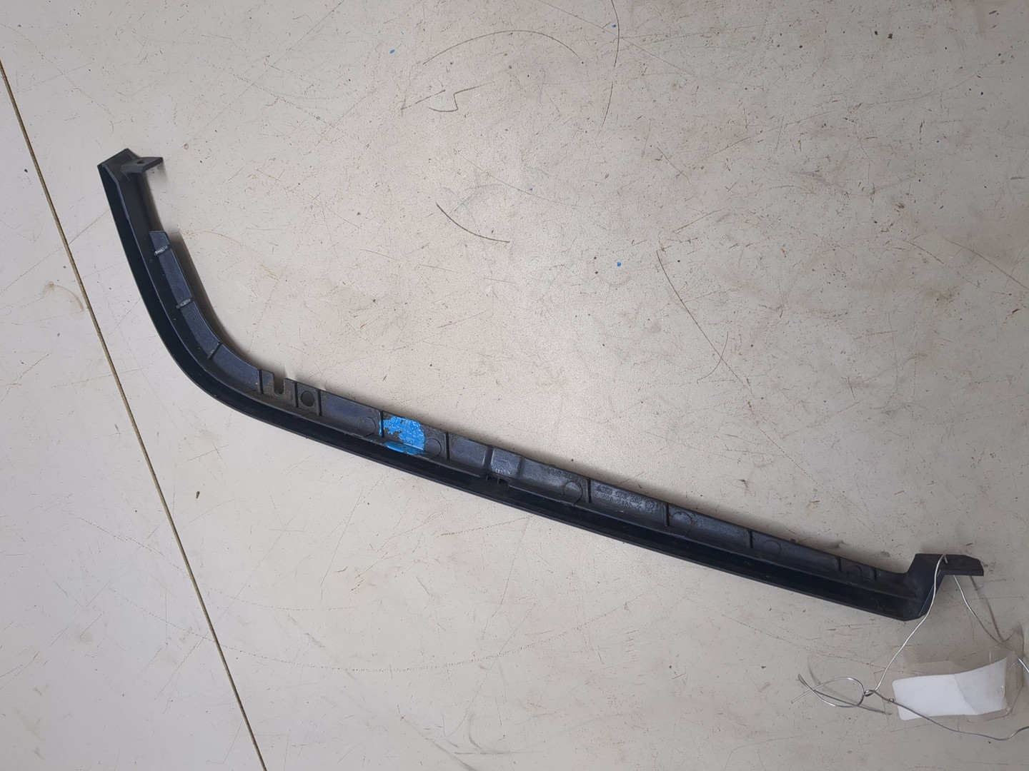 Планка под фару левая