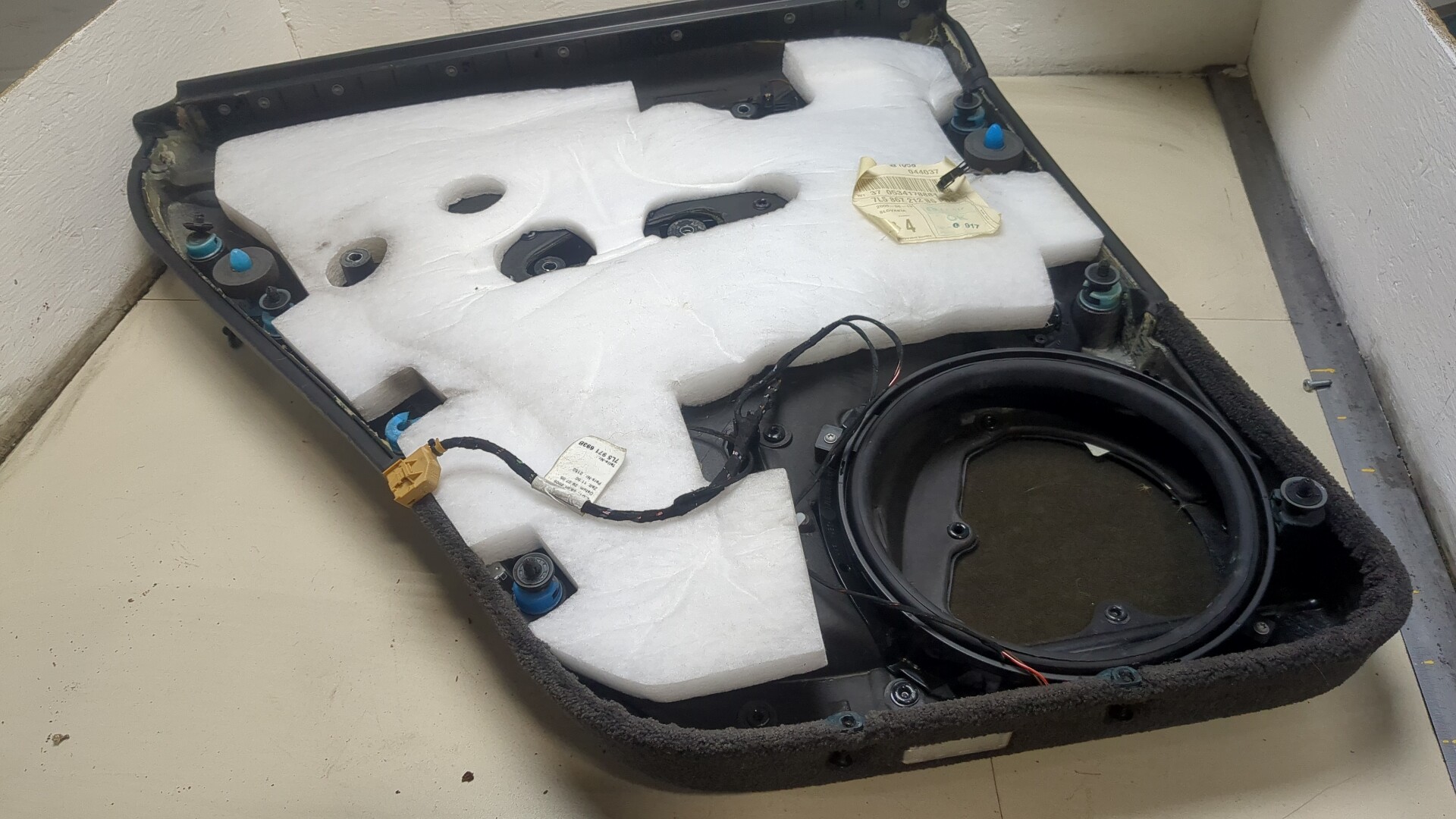 Обшивка двери задней правой