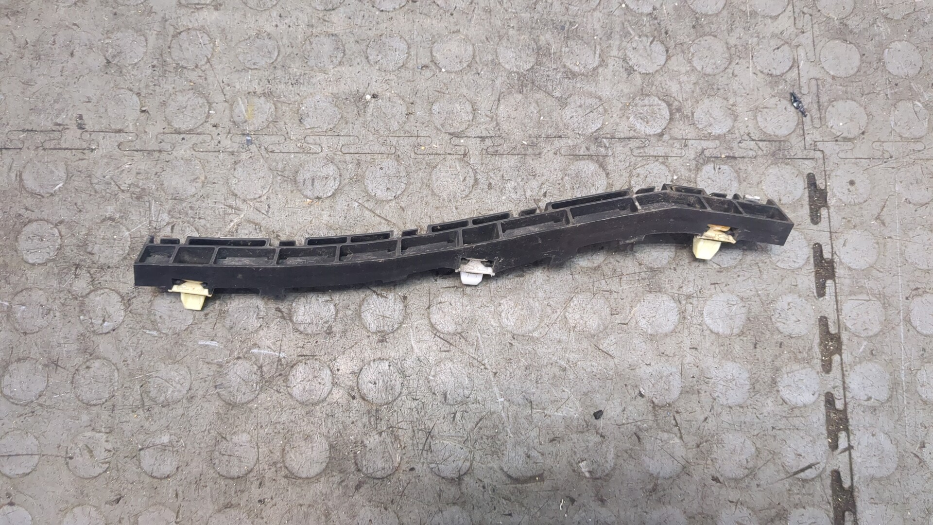 Кронштейн заднего бампера правый