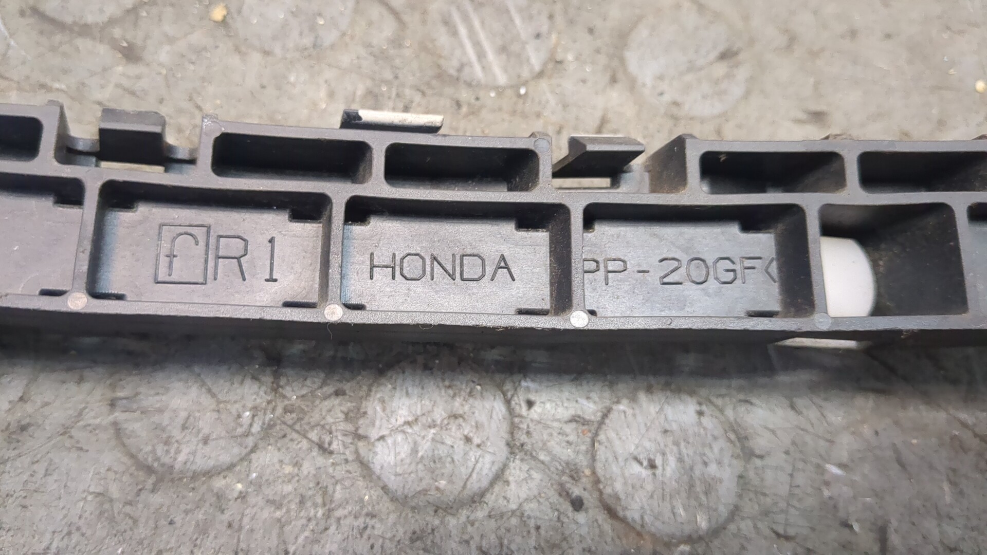 Кронштейн заднего бампера правый