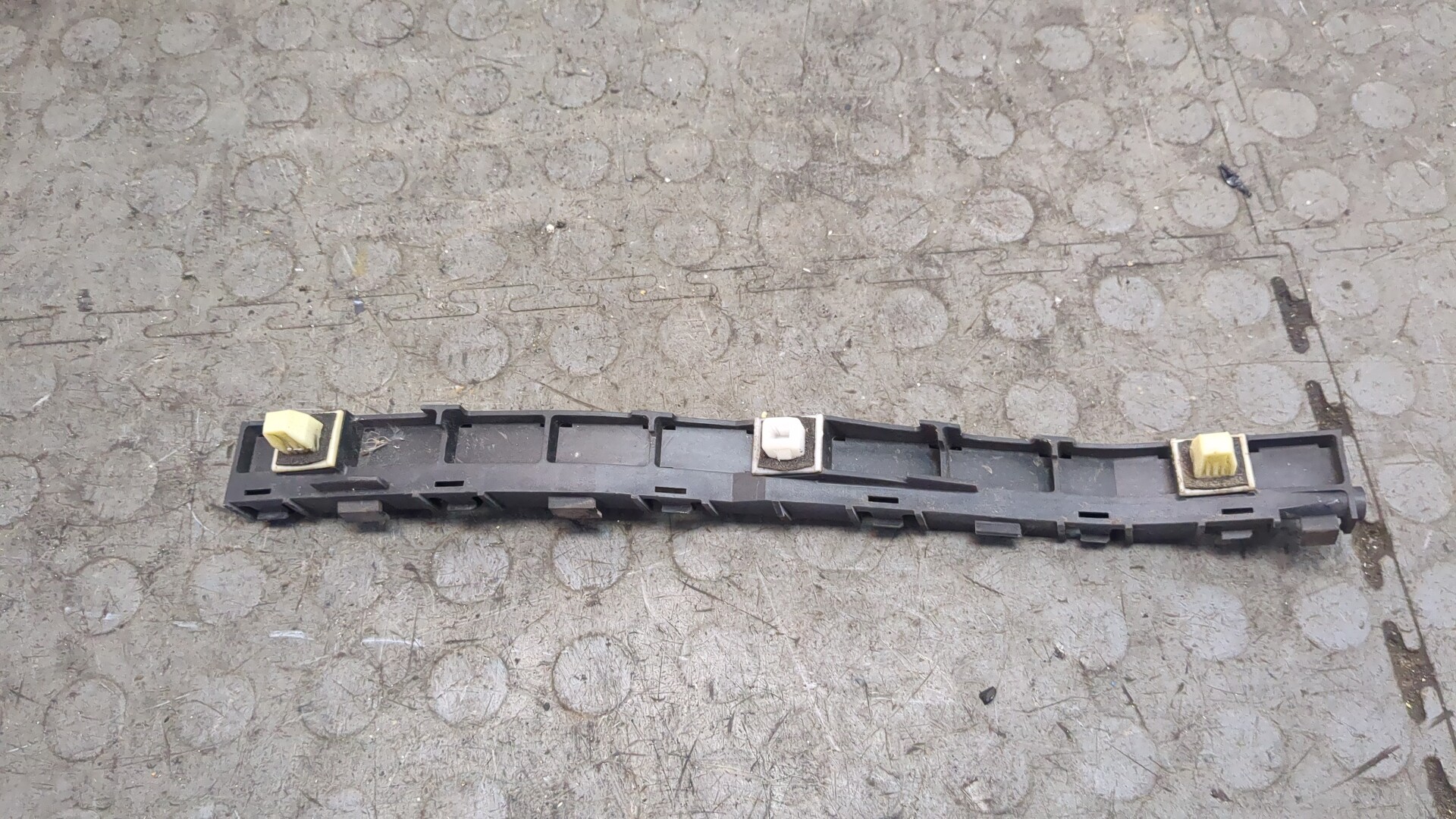 Кронштейн заднего бампера правый