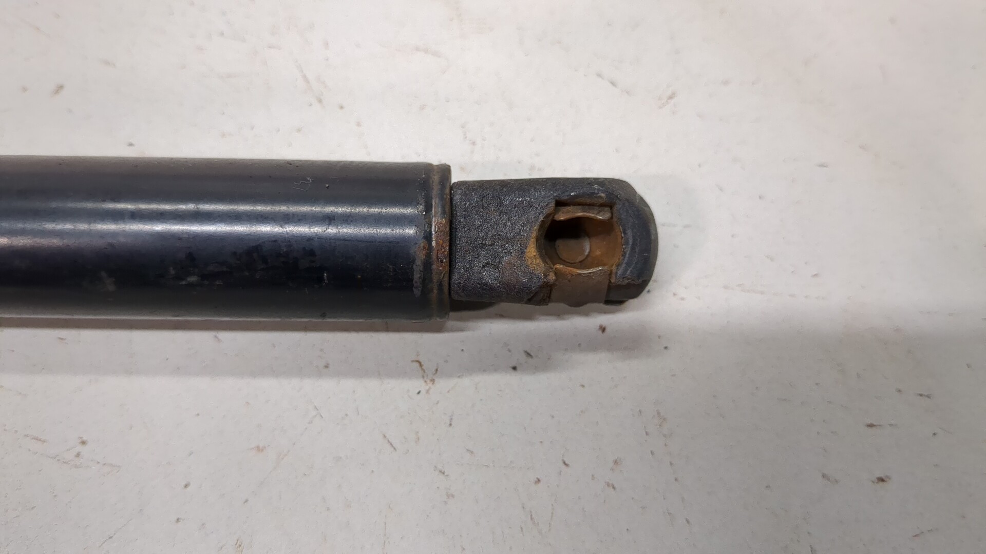 Амортизатор крышки багажника